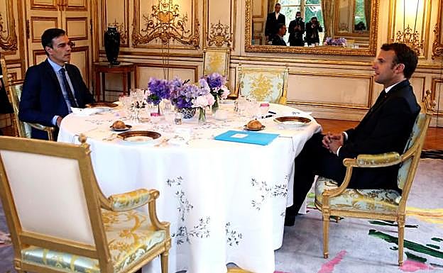 Encuentro del presidente del Gobierno en funciones Pedro Sánchez (i) y el presidente de la República Francesa Emmanuel Macron.
