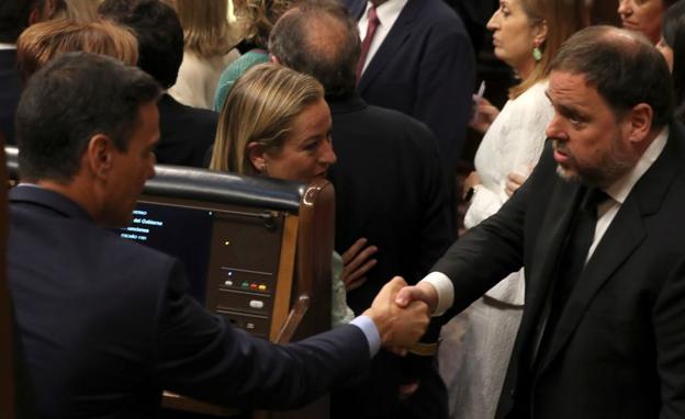 Oriol Junqueras saluda a Pedro Sánchez en el Congreso. 