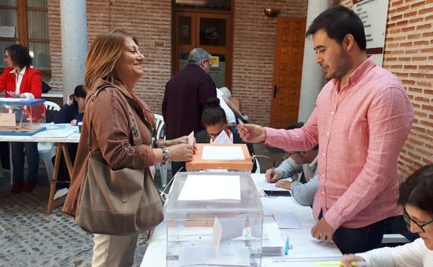 Teresa López vota en su municipio, Medina del Campo, donde dejó de ser la lista más votada. 