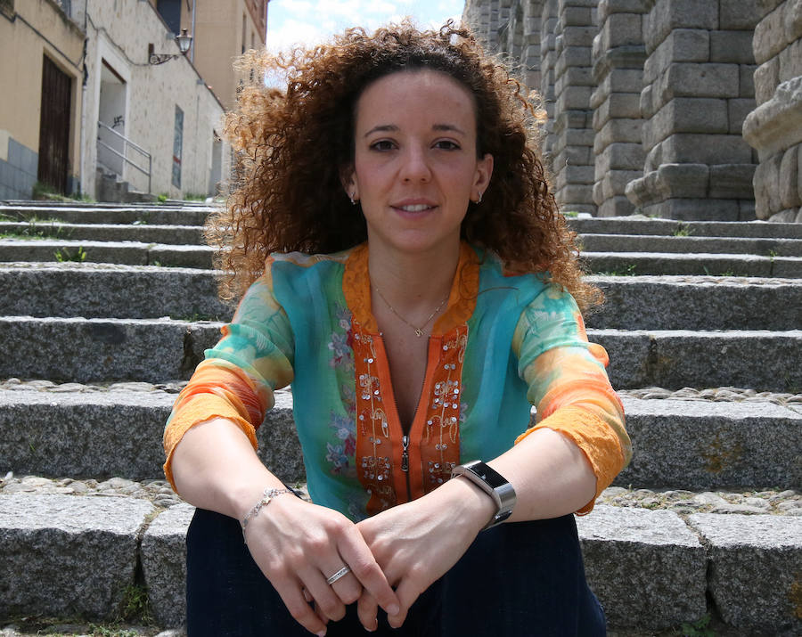 Noemí Otero, concejala de Ciudadanos, ayer en la escalinata de la calle Fernán García.