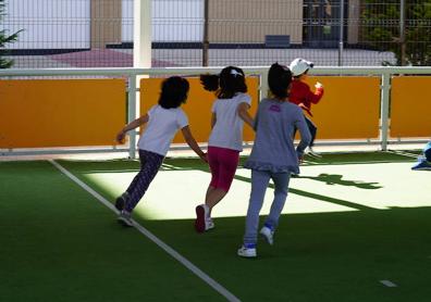 Imagen secundaria 1 - Niños jugando en 'Go Fit Kids', e Isabel Ordax, coordinadora dle programa. 