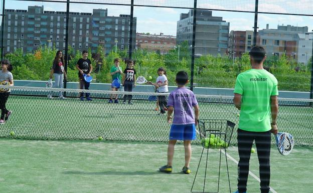 Un grupo de niños juega al pádel en el programa 'Go Fit Kids' del centro deportivo Go Fit de Valladolid. 