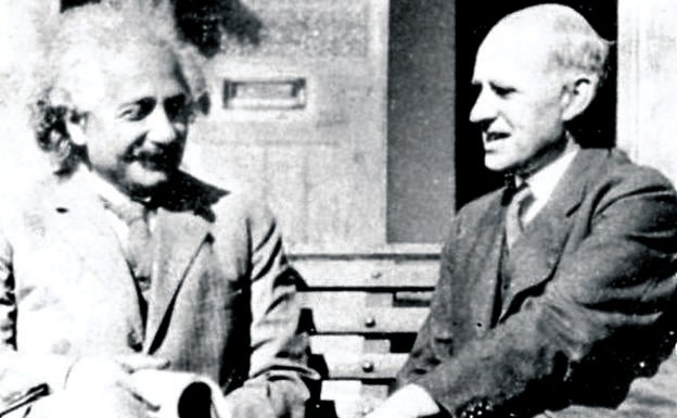 Arthur Eddington conversa con Albert Einstein.