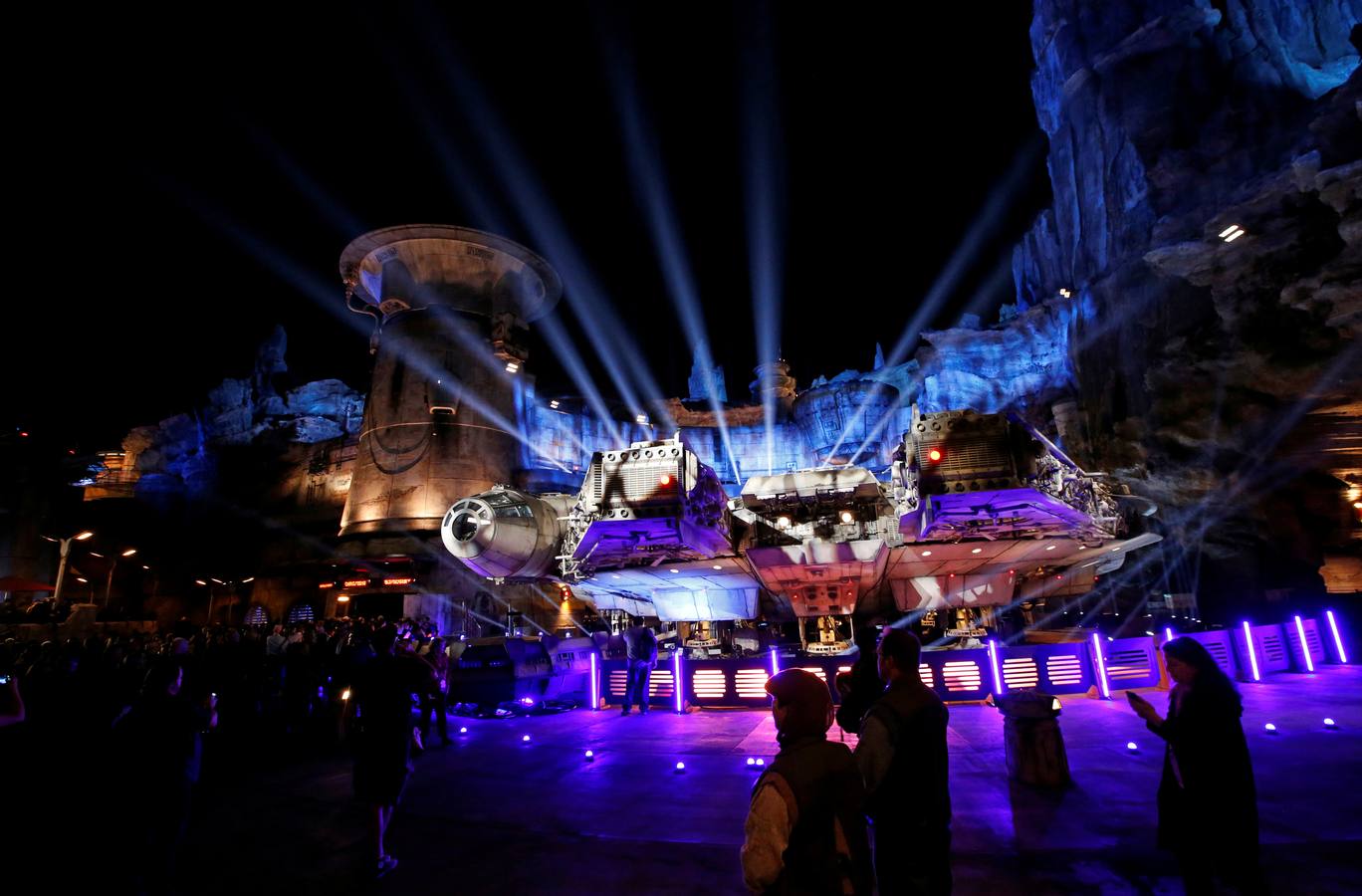 Todos sus empleados están carazterizados como si fueran personajes de las películas| El visitante podrá utilizar una aplicación para interactuar con ellos en idiomas galácticos| La principal atracción será volar en el 'Halcón Milenario'