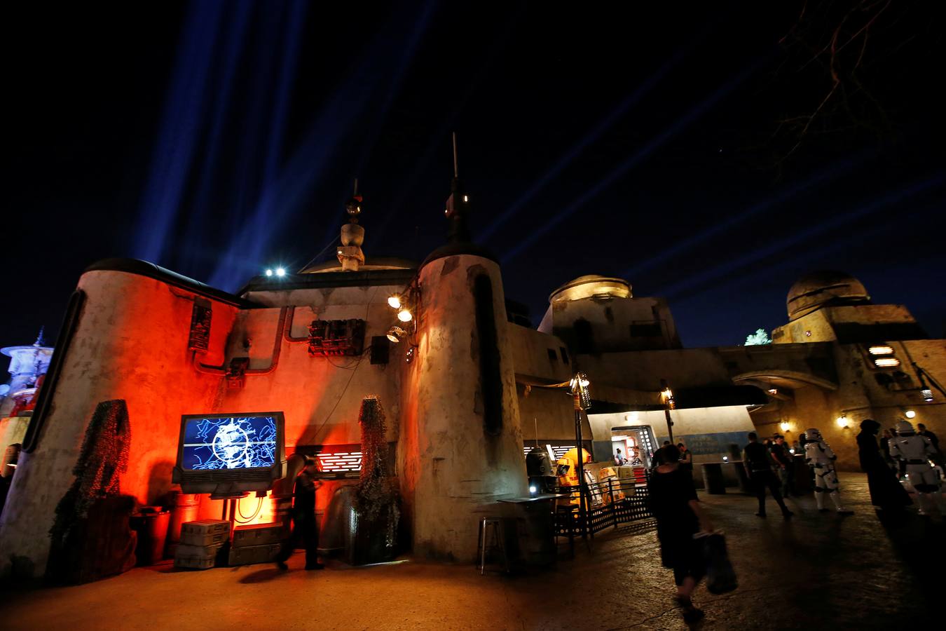 Todos sus empleados están carazterizados como si fueran personajes de las películas| El visitante podrá utilizar una aplicación para interactuar con ellos en idiomas galácticos| La principal atracción será volar en el 'Halcón Milenario'