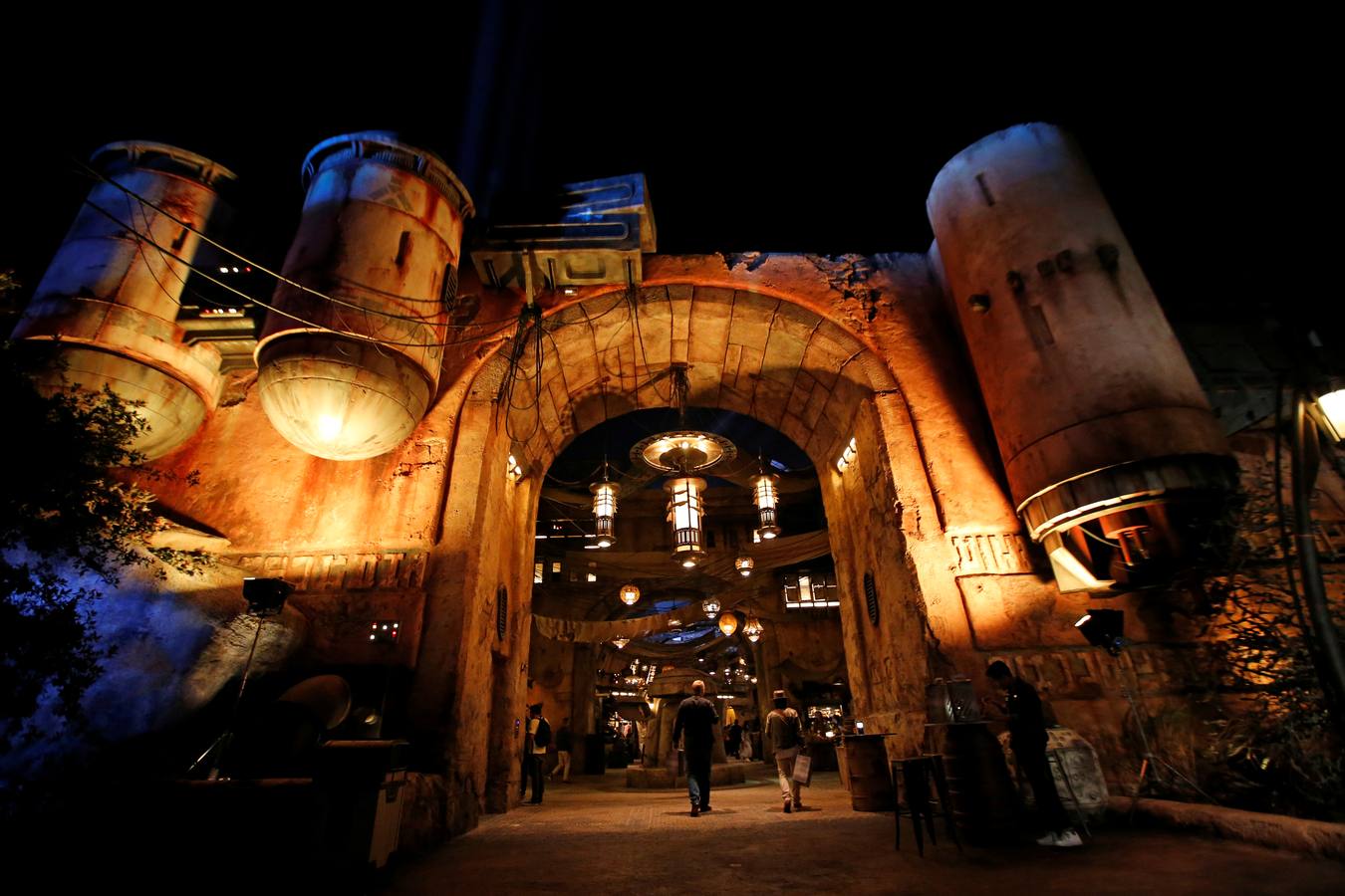 Todos sus empleados están carazterizados como si fueran personajes de las películas| El visitante podrá utilizar una aplicación para interactuar con ellos en idiomas galácticos| La principal atracción será volar en el 'Halcón Milenario'