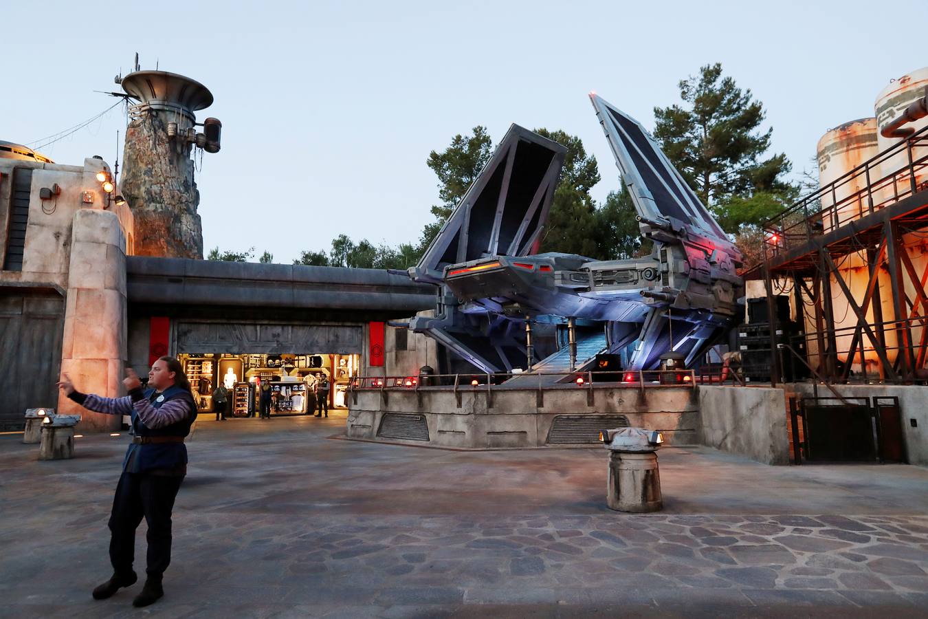 Todos sus empleados están carazterizados como si fueran personajes de las películas| El visitante podrá utilizar una aplicación para interactuar con ellos en idiomas galácticos| La principal atracción será volar en el 'Halcón Milenario'