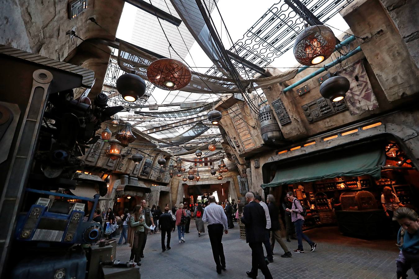 Todos sus empleados están carazterizados como si fueran personajes de las películas| El visitante podrá utilizar una aplicación para interactuar con ellos en idiomas galácticos| La principal atracción será volar en el 'Halcón Milenario'