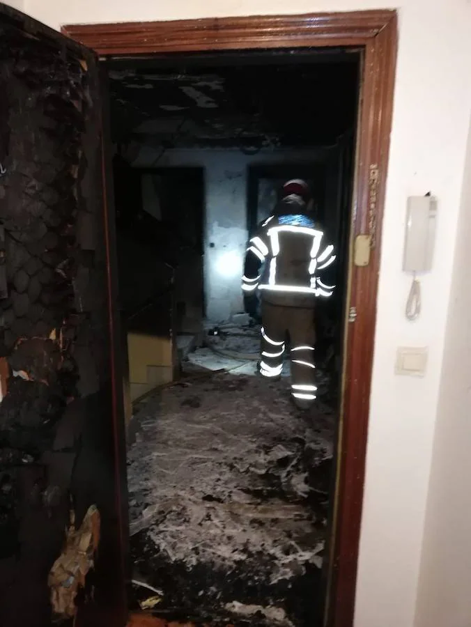 Un aparatoso incendio en el número 75 del Paseo del Cauce de Valladolid ha obligado a evacuar a nueve personas personas, cinco menores y cuatro adultos, en la madrugada de este jueves en la capital vallisoletana.