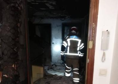 Imagen secundaria 1 - Intervención de los bomberos en el incendio del Paseo del Cauce. 