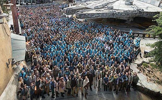 Los trabajadores de Galaxy's Edge, junto al 'Halcón Milenario'. 