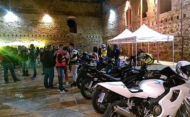 Grupo de motoristas en una concentración 