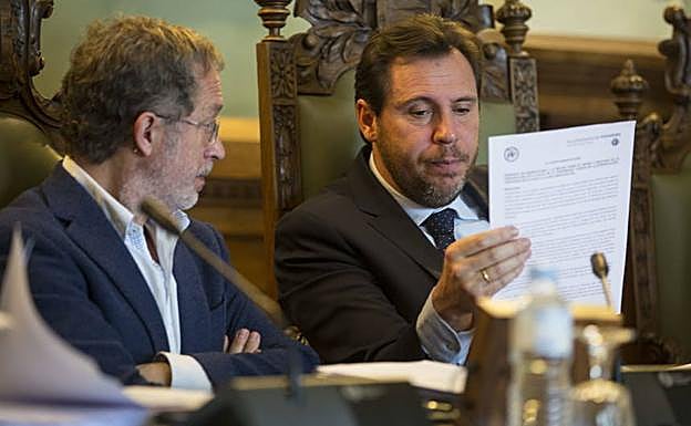 Manuel Saravia (izquierda) y Óscar Puente, durante un pleno en el Ayuntamiento de Valladolid. 