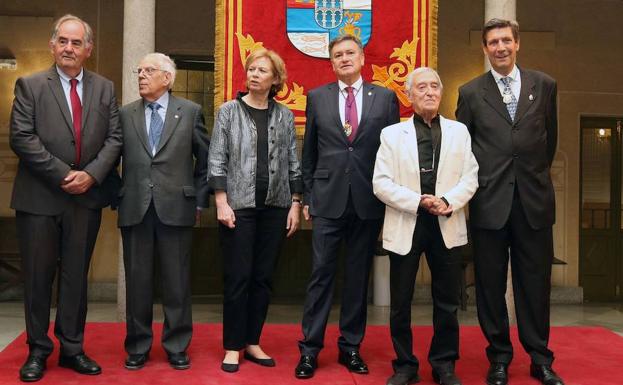 Los distinguidos, junto al presidente de la Diputación. 