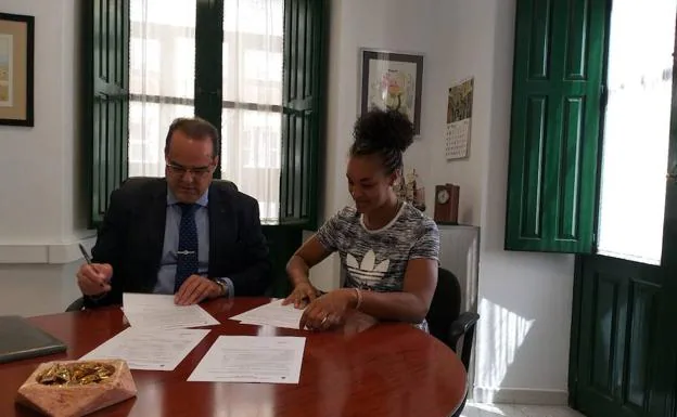Cayetano Cifuenbtes, presidente del Aula, y Joana Bolling rubrican la renovación