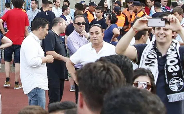 Agapito Iglesias, con gafas, junto a Manuekl Lovato en el Santiago tras el ascenso a Segunda B del CF Salmantino. 