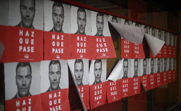 Carteles del PSOE en una calle de Madrid.