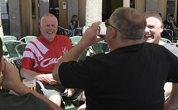 Un grupo de seguidores del Liverpool aprovecha el calor en una terraza de la Plaza Mayor.