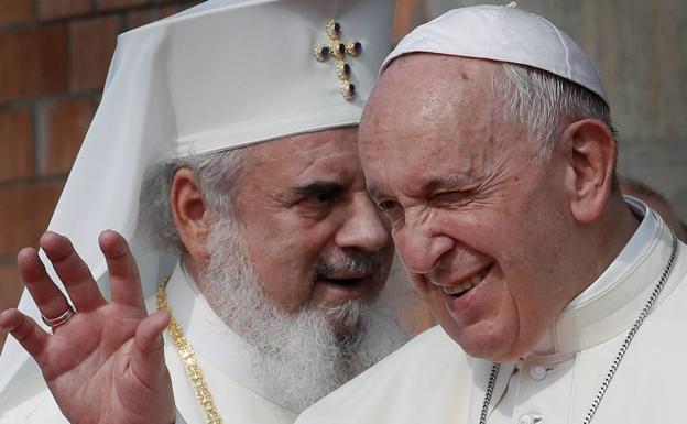 El papa Francisco (d) y el patriarca de la Iglesia ortodoxa rumana Daniel (i) saludan a los fieles. 