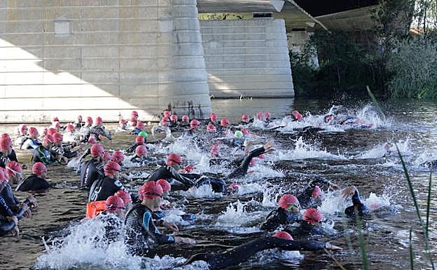 Los triatletas inician el segmento de natación en la pasada edición. 