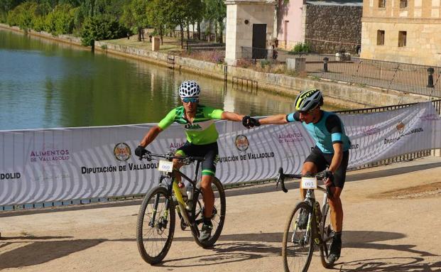 Dos cicloturistas se felicitan al haber conseguido realizar el desafío.