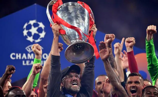 Jürgen Klopp, levanta el título de la Champions League.