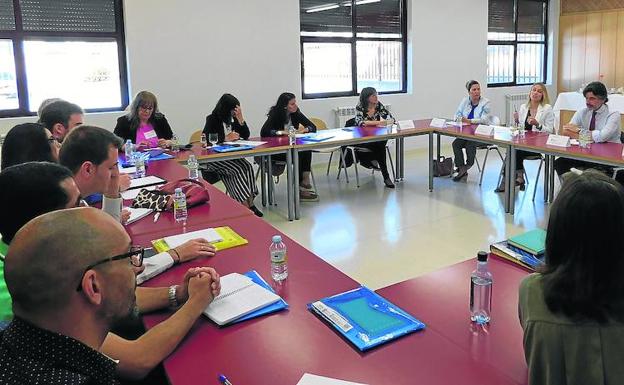 Desayuno de trabajo de los participantes en la Lanzadera de Empleo y representantes de varias empresas. 