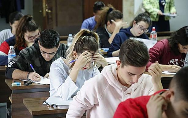 Alumnos examinándose en la Universidad de Salamanca.