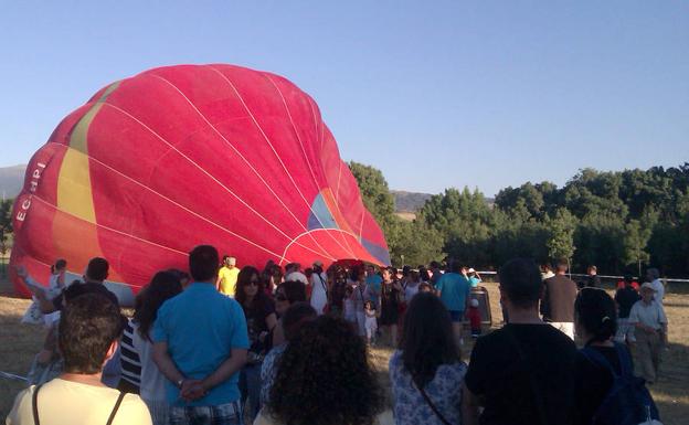 Rescatados los nueve ocupantes de un globo que se enganchó en un árbol cerca de Segovia