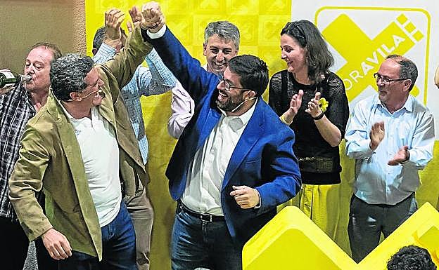 Pedro Pascual y Jesús Sánchez Cabrera celebran la victoria el pasado domingo en Ávila.