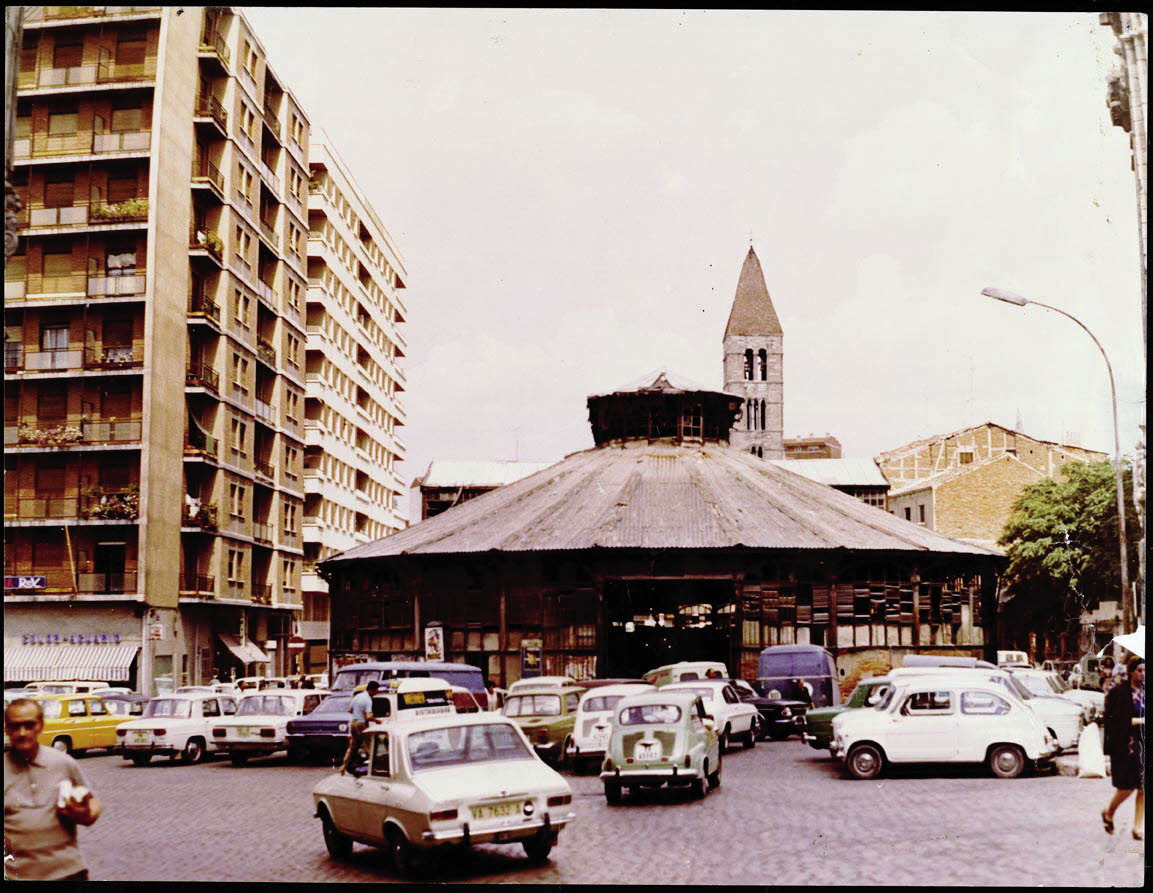 El mercado de Portugalete a principios de los 70, antes de ser derrumbado. El 28 de febrero de 1974, cerró definitivamente sus puertas en espera del derribo.