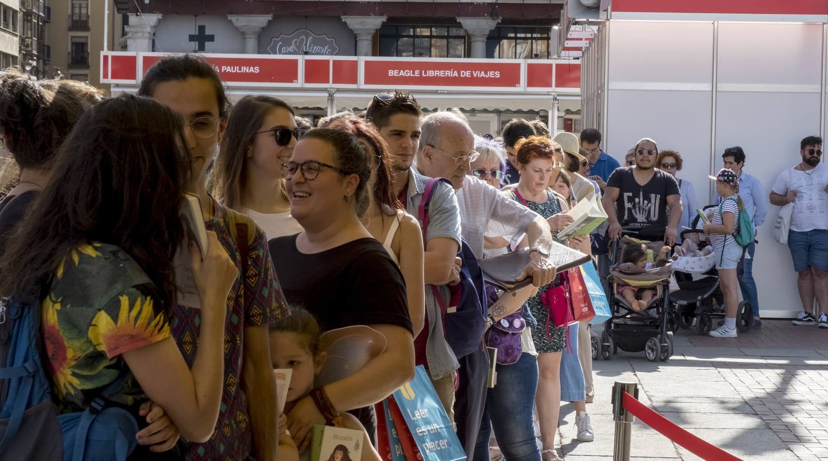 La cantante albaceteña reúne a cientos de fans en la firma de su libro 'Cerrando puntos suspensivos'