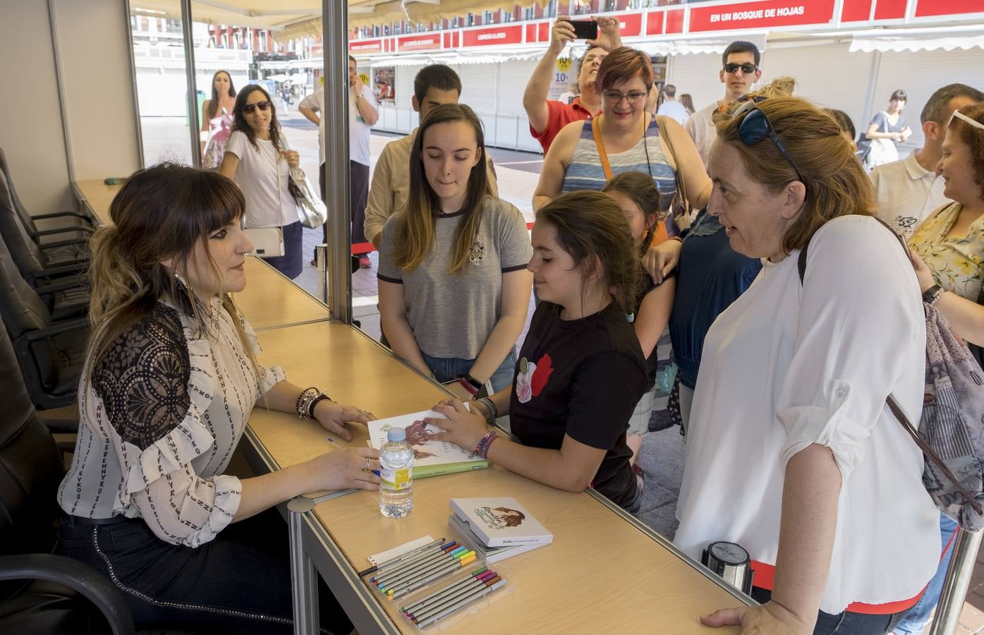 La cantante albaceteña reúne a cientos de fans en la firma de su libro 'Cerrando puntos suspensivos'