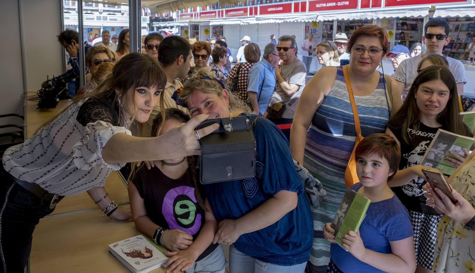 La cantante albaceteña reúne a cientos de fans en la firma de su libro 'Cerrando puntos suspensivos'