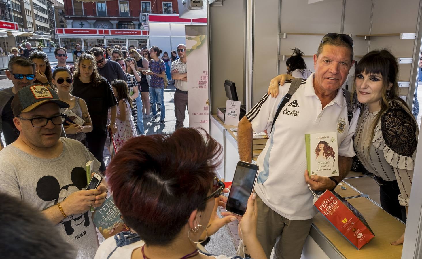 La cantante albaceteña reúne a cientos de fans en la firma de su libro 'Cerrando puntos suspensivos'