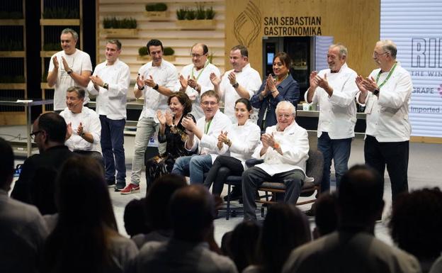 Juan Mari Arzak (a la derecha, sentado), junto a los cocineros que participaron en su homenaje en San sebastian Gastronomika 2018. 