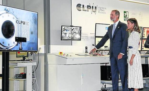 El Rey Felipe VI acciona el láser Vega-3 durante una de sus visitas en septiembre de 2018. 
