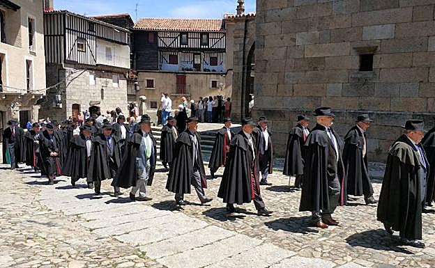 Los cofrades cumplieron, un año más, con la curiosa tradición de ir a buscar al abad para llevarlo a la iglesia. 