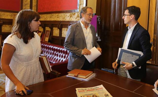 Pedro Herrero (derecha) charla con Manuel Saravia y María Sánchez en una reunión anterior. 
