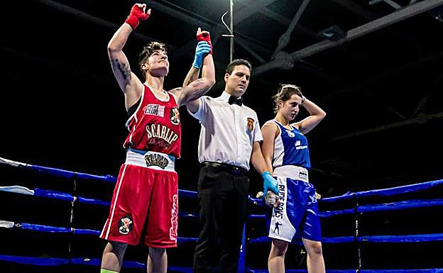 El árbitro levanta el brazo de Lara García proclamando ganadora a la segoviana.