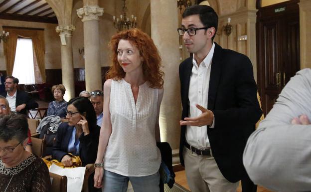 La candidata de Cs a la Alcaldía, Ana Suárez, y el candidato del PSOE, José Luis Mateos, en un acto en el Casino de Salamanca.