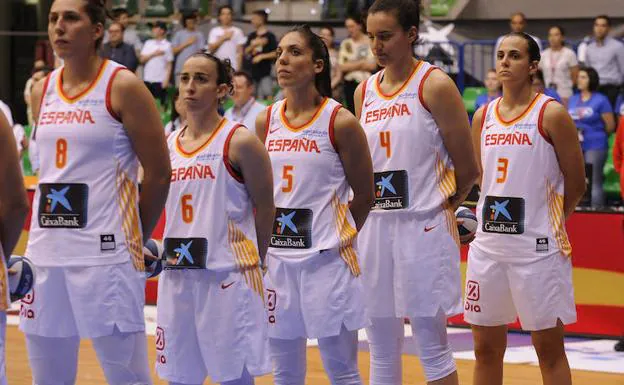 Silvia Domínguez, con el 6 y Andrea Vilaró (3), con la selección. 