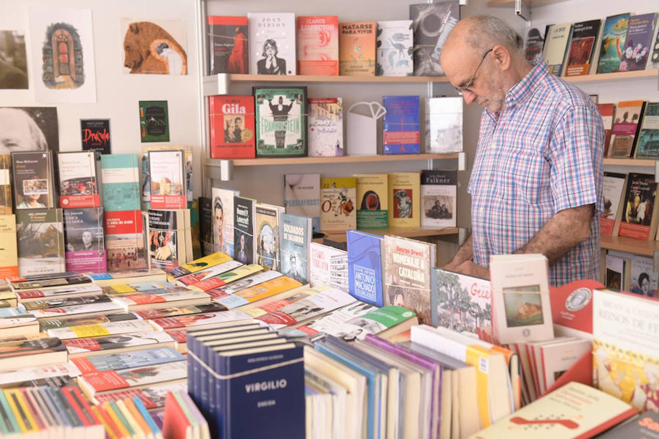 La Plaza Mayor de Valladolid acoge las casetas de la Feria de Libro con las novedades editoriales.