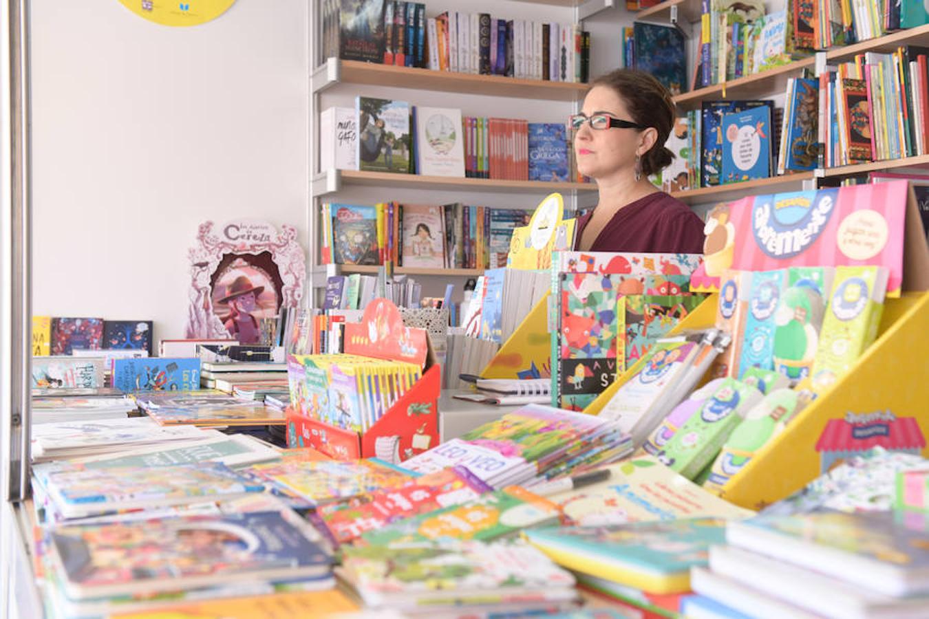 La Plaza Mayor de Valladolid acoge las casetas de la Feria de Libro con las novedades editoriales.