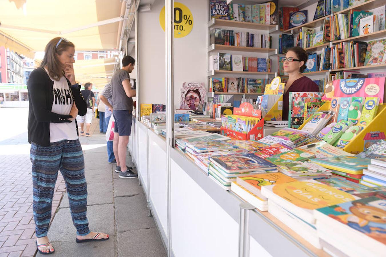 La Plaza Mayor de Valladolid acoge las casetas de la Feria de Libro con las novedades editoriales.