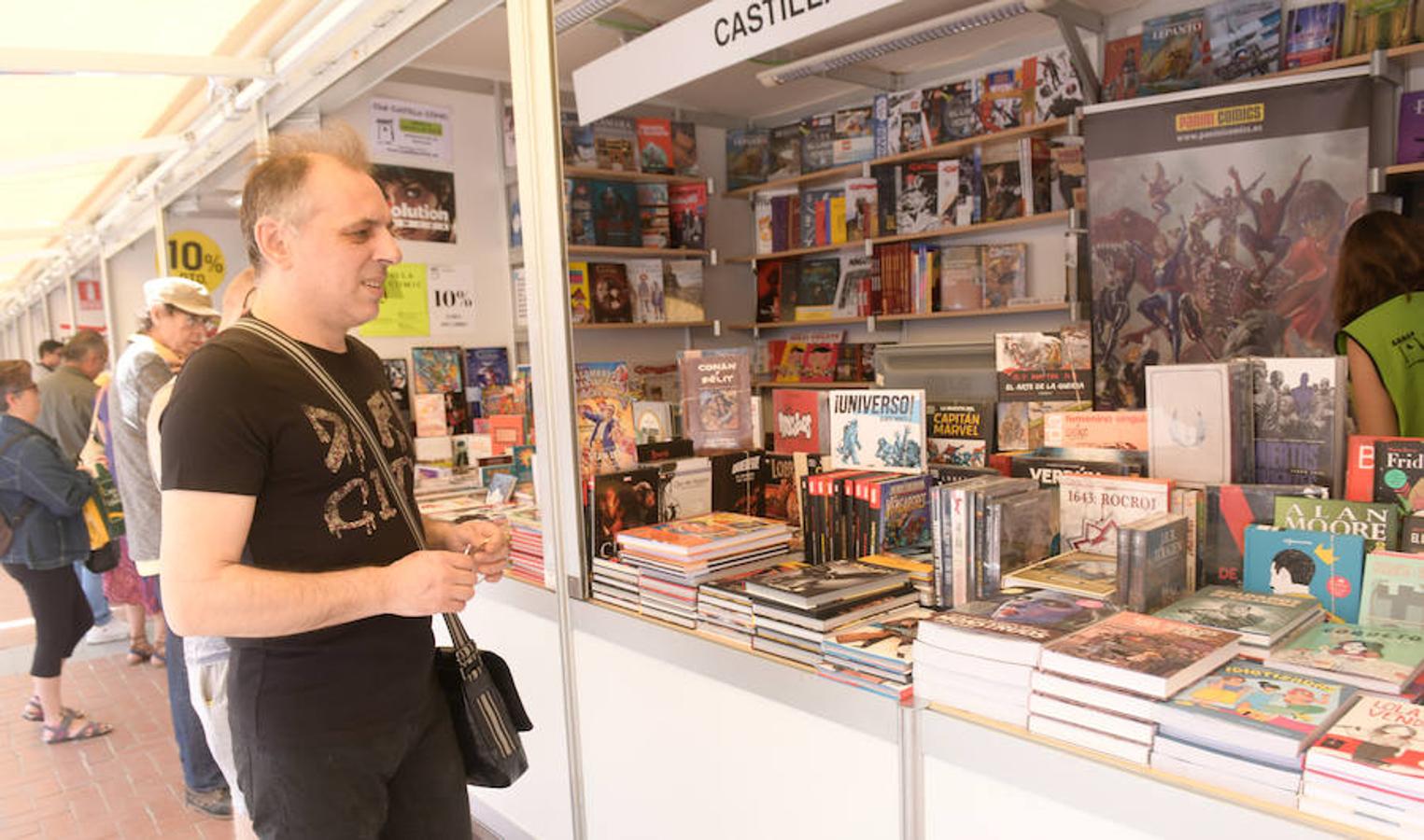 La Plaza Mayor de Valladolid acoge las casetas de la Feria de Libro con las novedades editoriales.