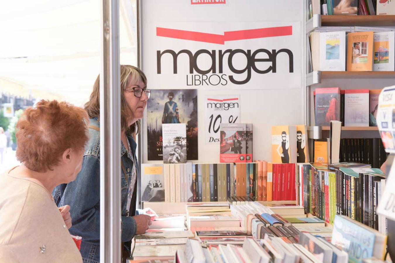 La Plaza Mayor de Valladolid acoge las casetas de la Feria de Libro con las novedades editoriales.