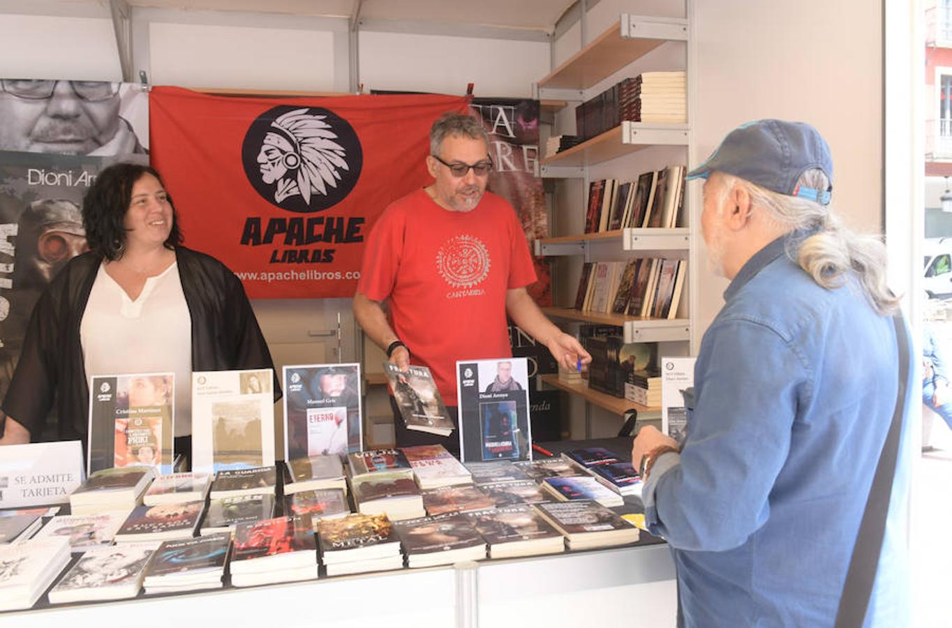 La Plaza Mayor de Valladolid acoge las casetas de la Feria de Libro con las novedades editoriales.