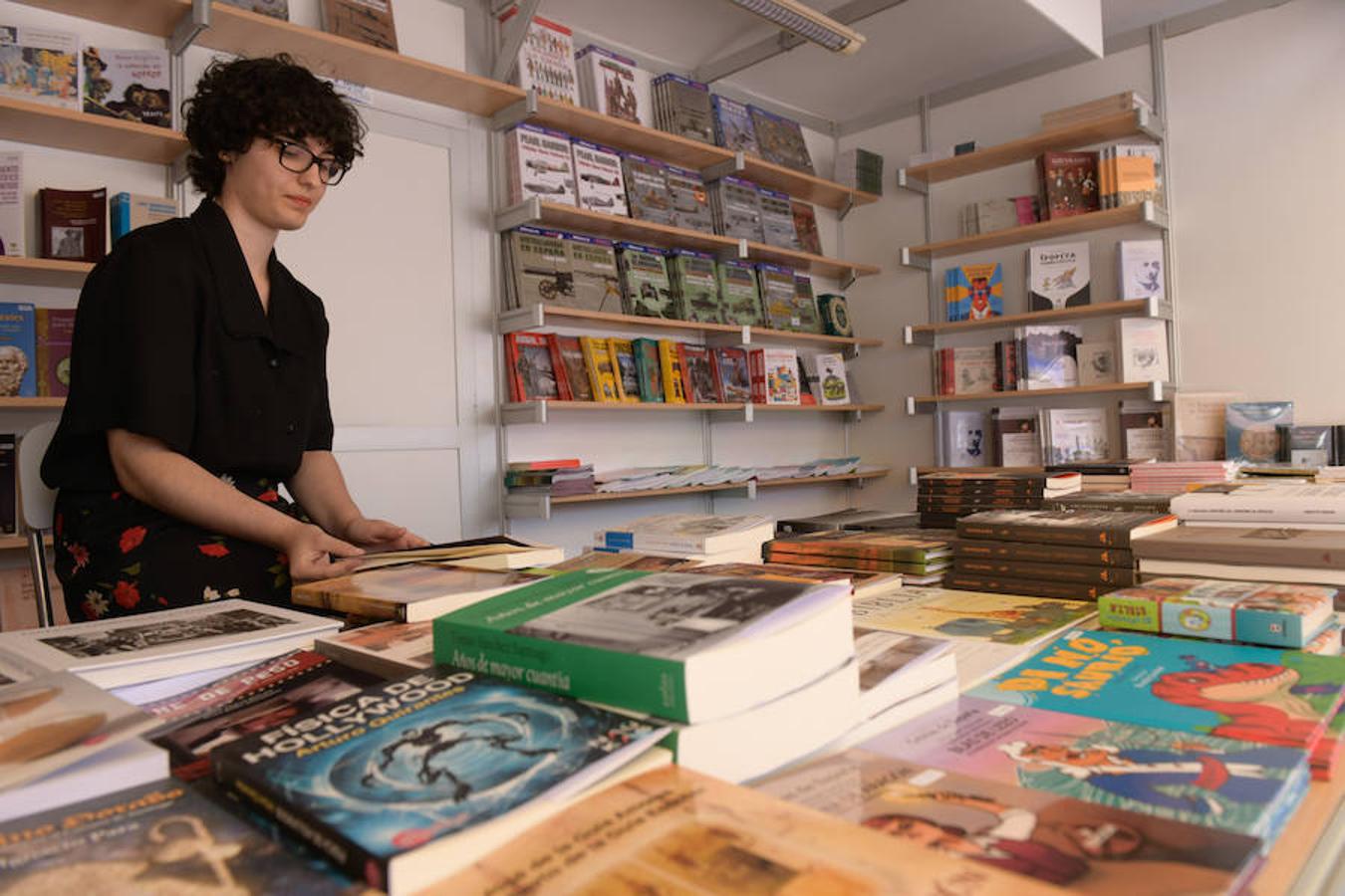 La Plaza Mayor de Valladolid acoge las casetas de la Feria de Libro con las novedades editoriales.