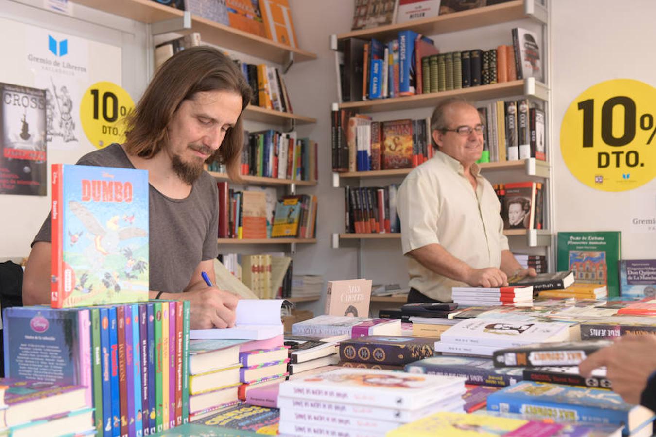 La Plaza Mayor de Valladolid acoge las casetas de la Feria de Libro con las novedades editoriales.